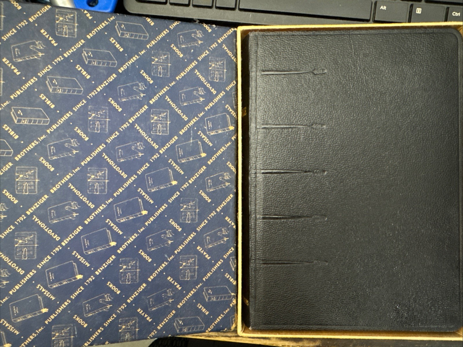 Vintage 1952 The Holy Bible Benzinger Brothers Inc HC Black Gold Indexed