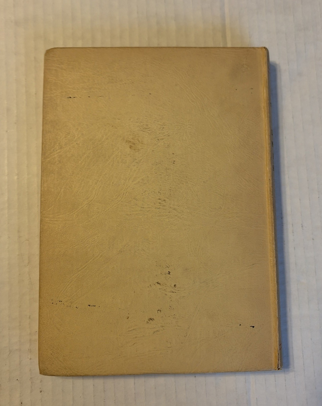 Lot of (2) Vintage French Books Au Marche and L’Histoire Merveilleuse