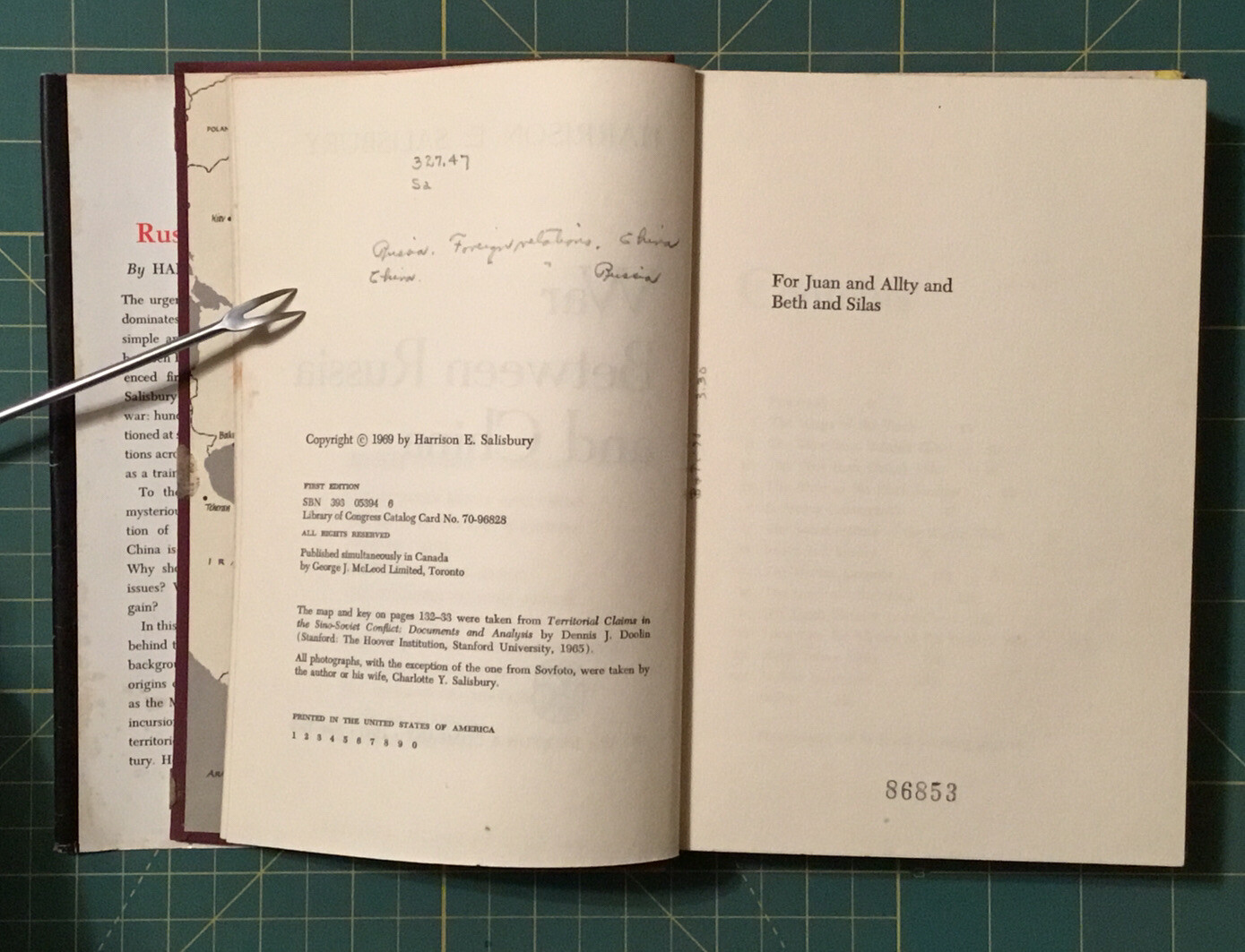 WAR BETWEEN RUSSIA and CHINA by HARRISON E. SALISBURY, 224 pages, 1969 Book RARE