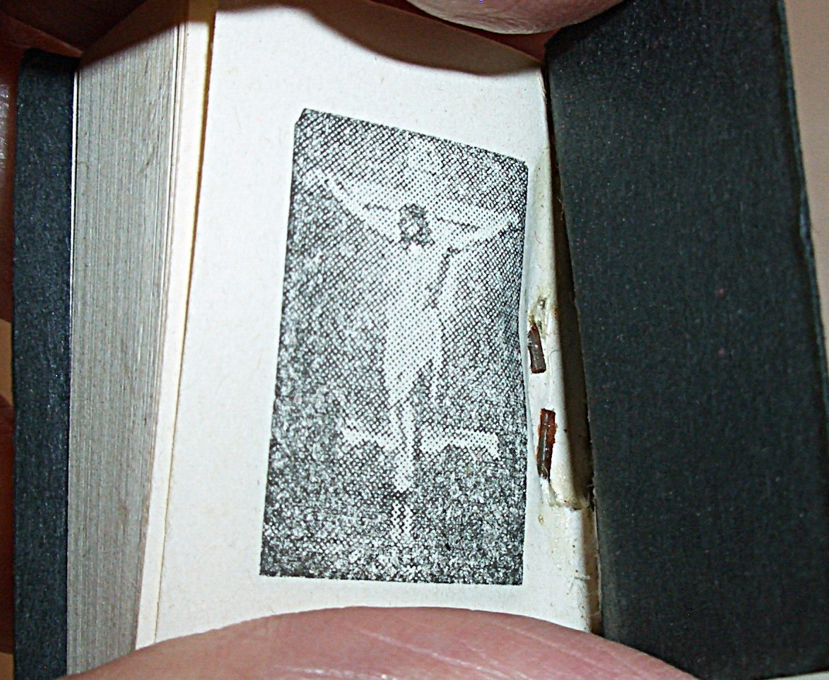 Ant/Vtg Miniature Holy Bible In English New Testament 224 Pages 1.25 x 1.5 VGC