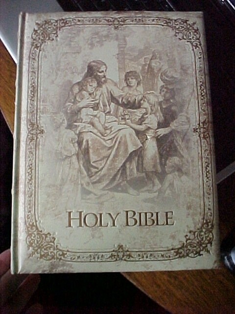 THE HOLY BIBLE FAMILY EDITION CHRISTIANITY RELIGION (2004 Unused, Gift Quality