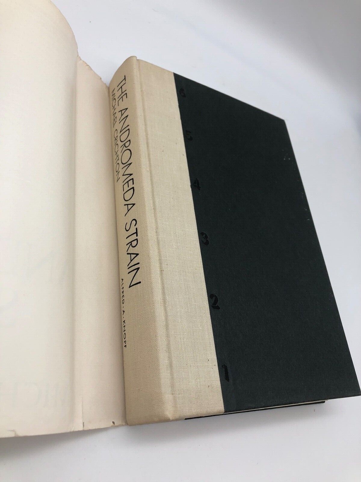 Vintage THE ANDROMEDA STRAIN Novel by: Michael Crichton 1969