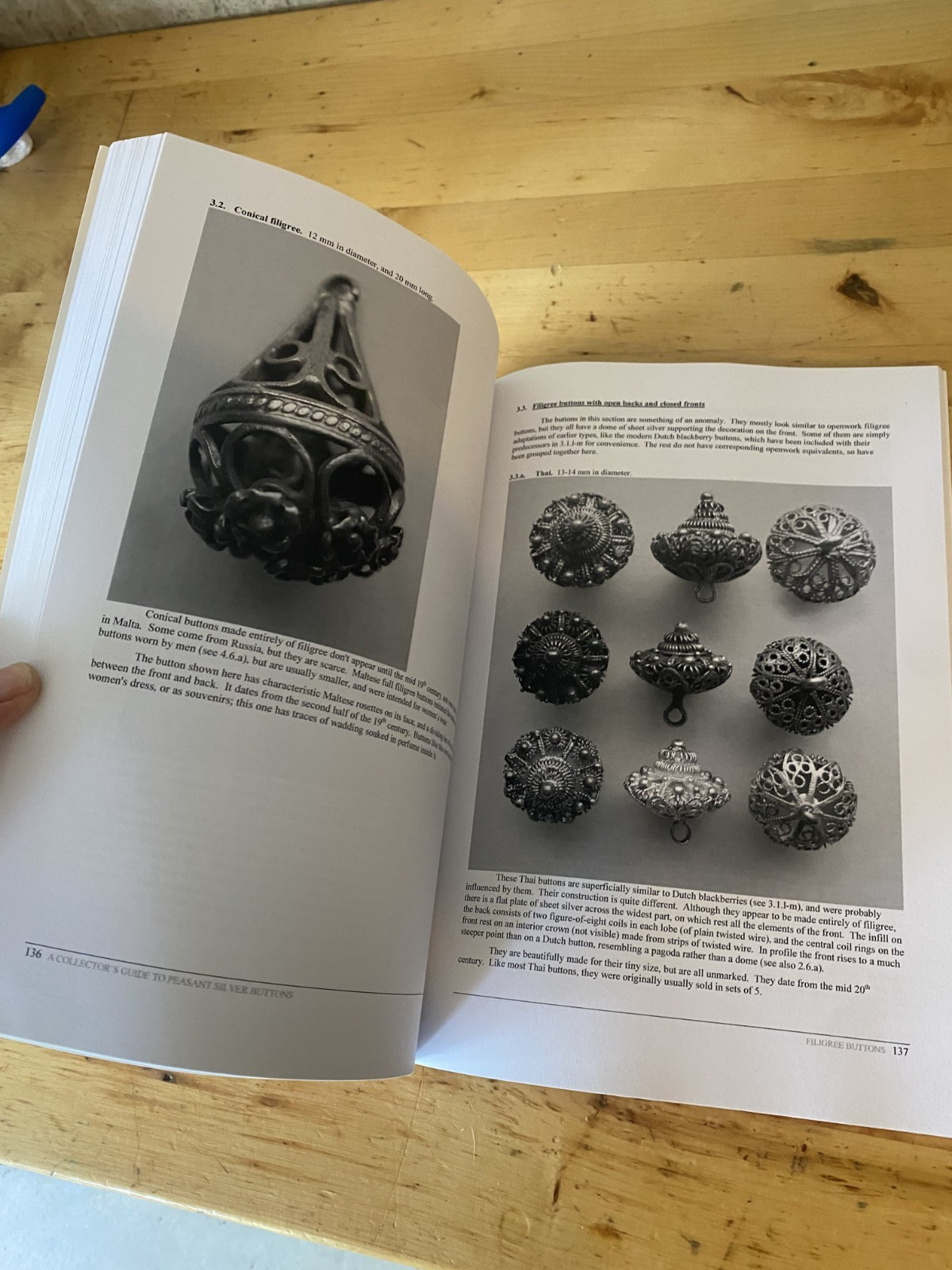 A Collector’s Guide to Peasant Silver Buttons (Paperback or Softback)