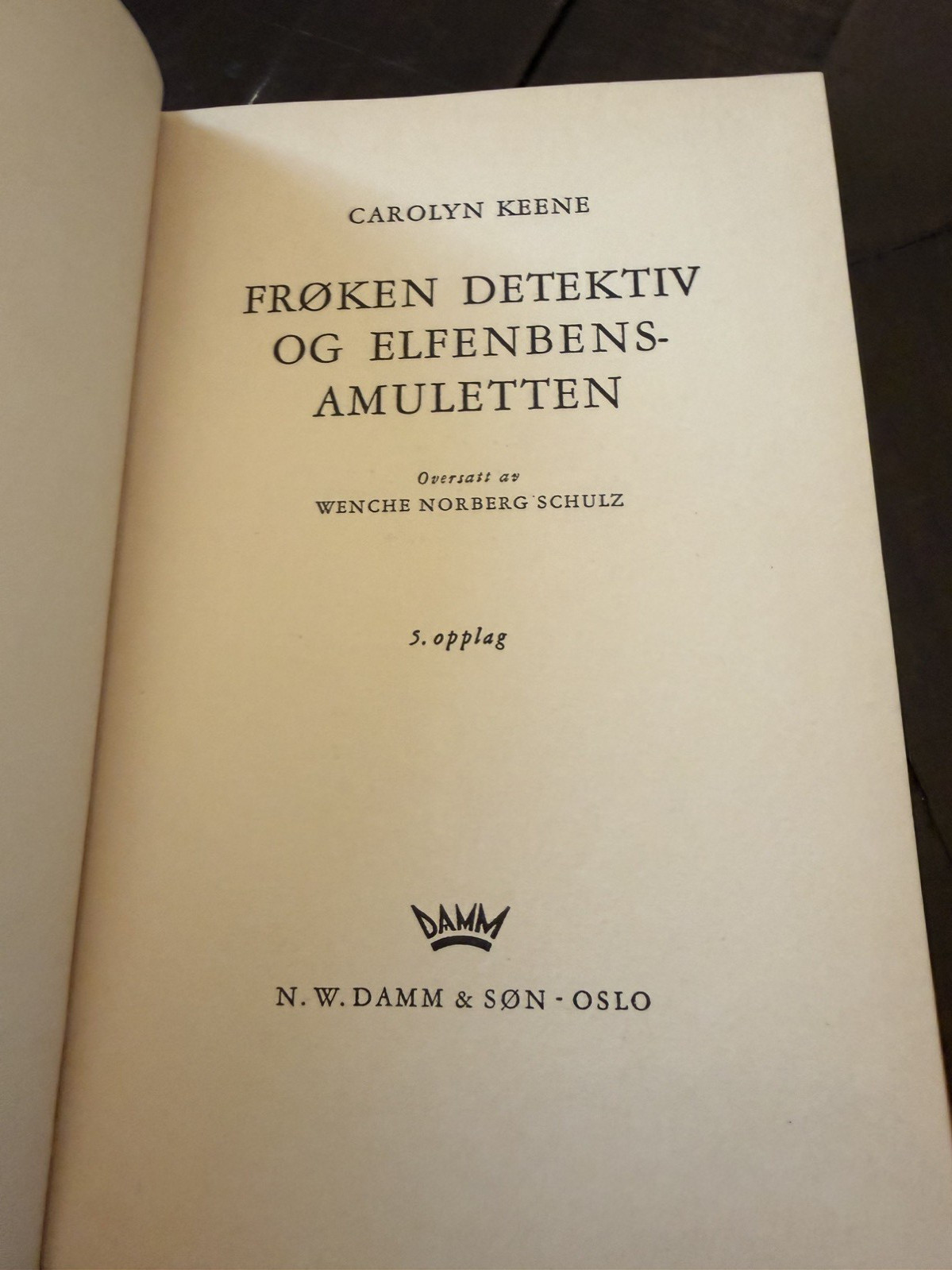 Nancy Drew Mystery The Mystery of the Ivory Charm – Norwegian Edition Hardcover