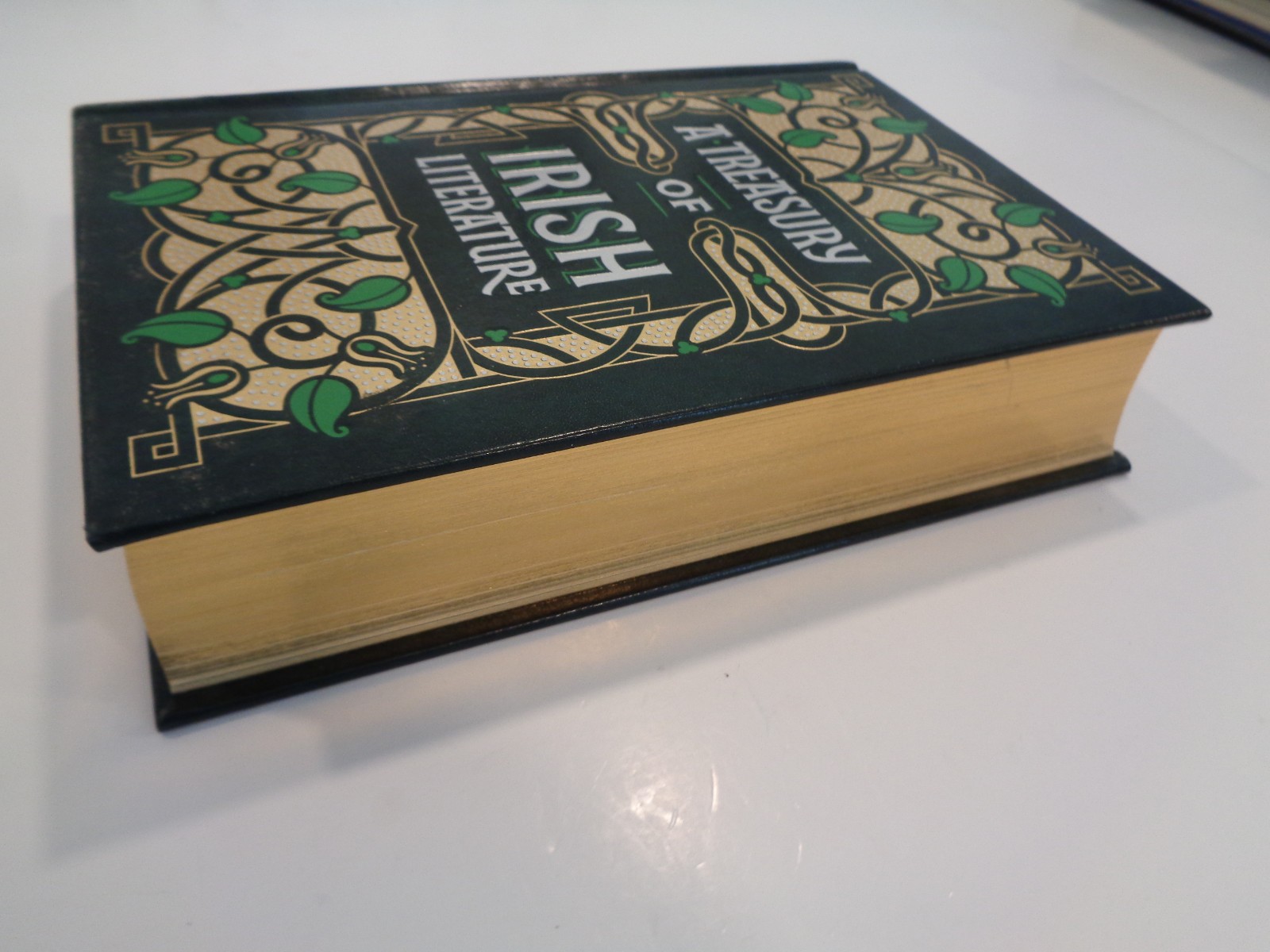 A Treasury of Irish Literature (Barnes & Noble Omnibus Leatherbound Classics) VG