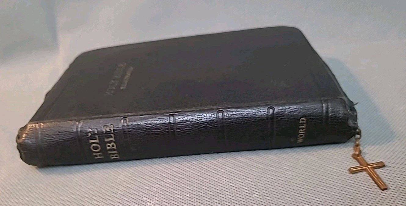 The World Publishing Company Illustrated Holy Bible 1950s Zipper Closure GOOD