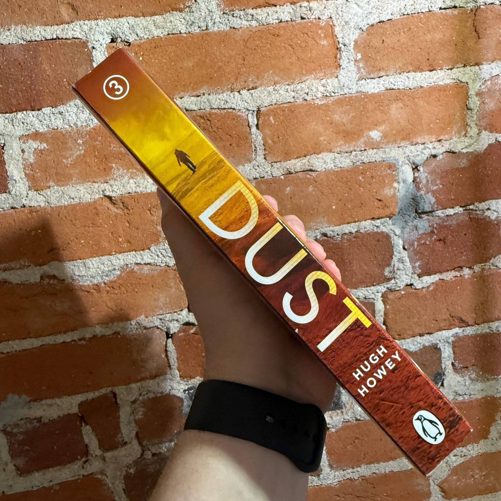 Dust – Hugh Howey – 2023 Penguin Books Trade Paperback