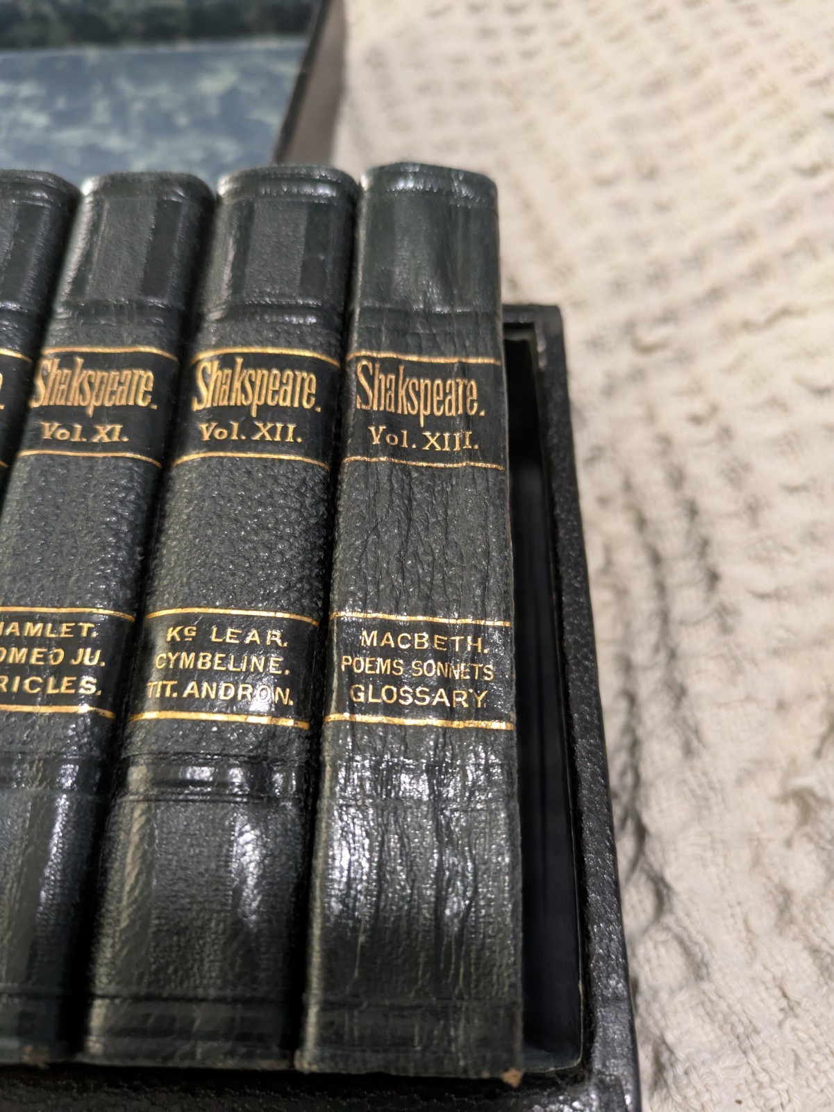 William Shakespeare Set Of 13 Leather Pocketbooks In Leather Case George …