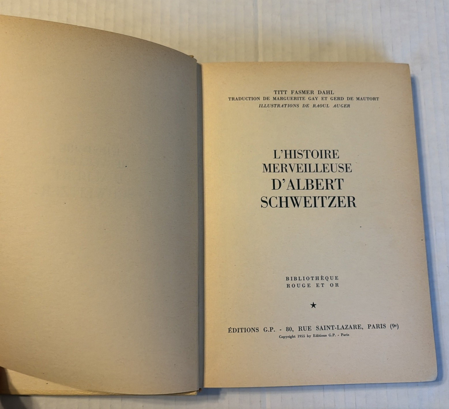 Lot of (2) Vintage French Books Au Marche and L’Histoire Merveilleuse