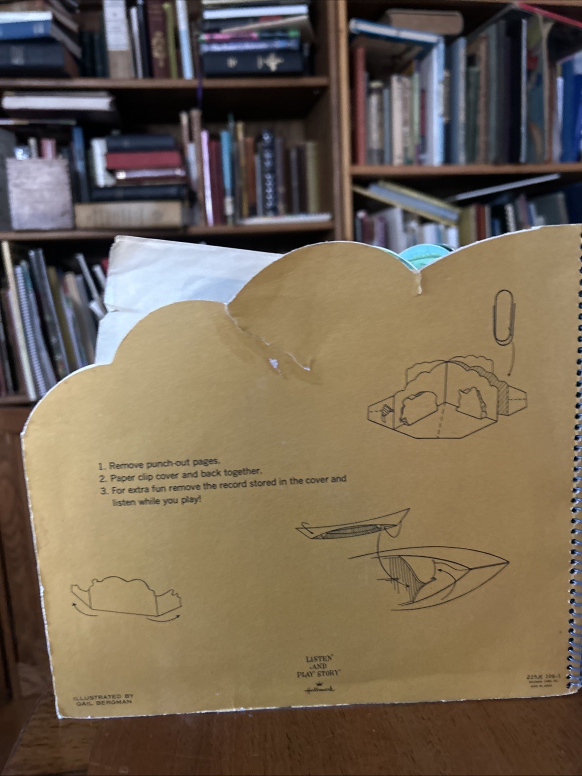 Hallmark SAFARI IN AFRICA 1967 pop-up book with record Listen and Play