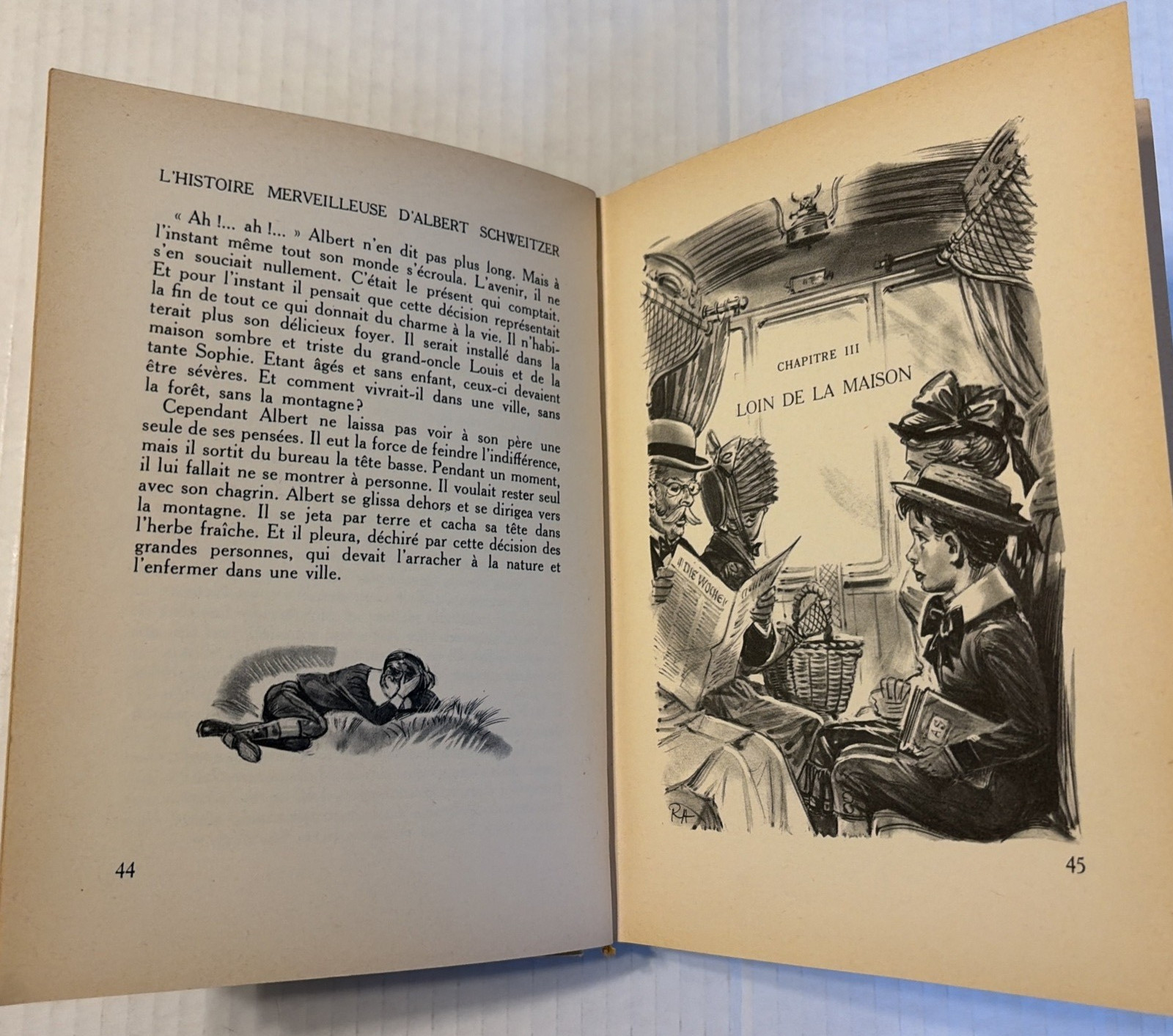Lot of (2) Vintage French Books Au Marche and L’Histoire Merveilleuse