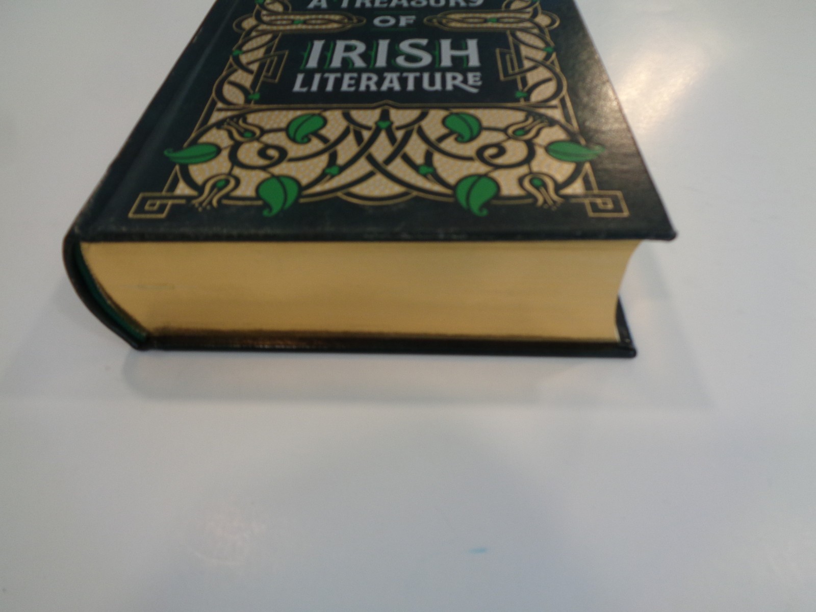 A Treasury of Irish Literature (Barnes & Noble Omnibus Leatherbound Classics) VG