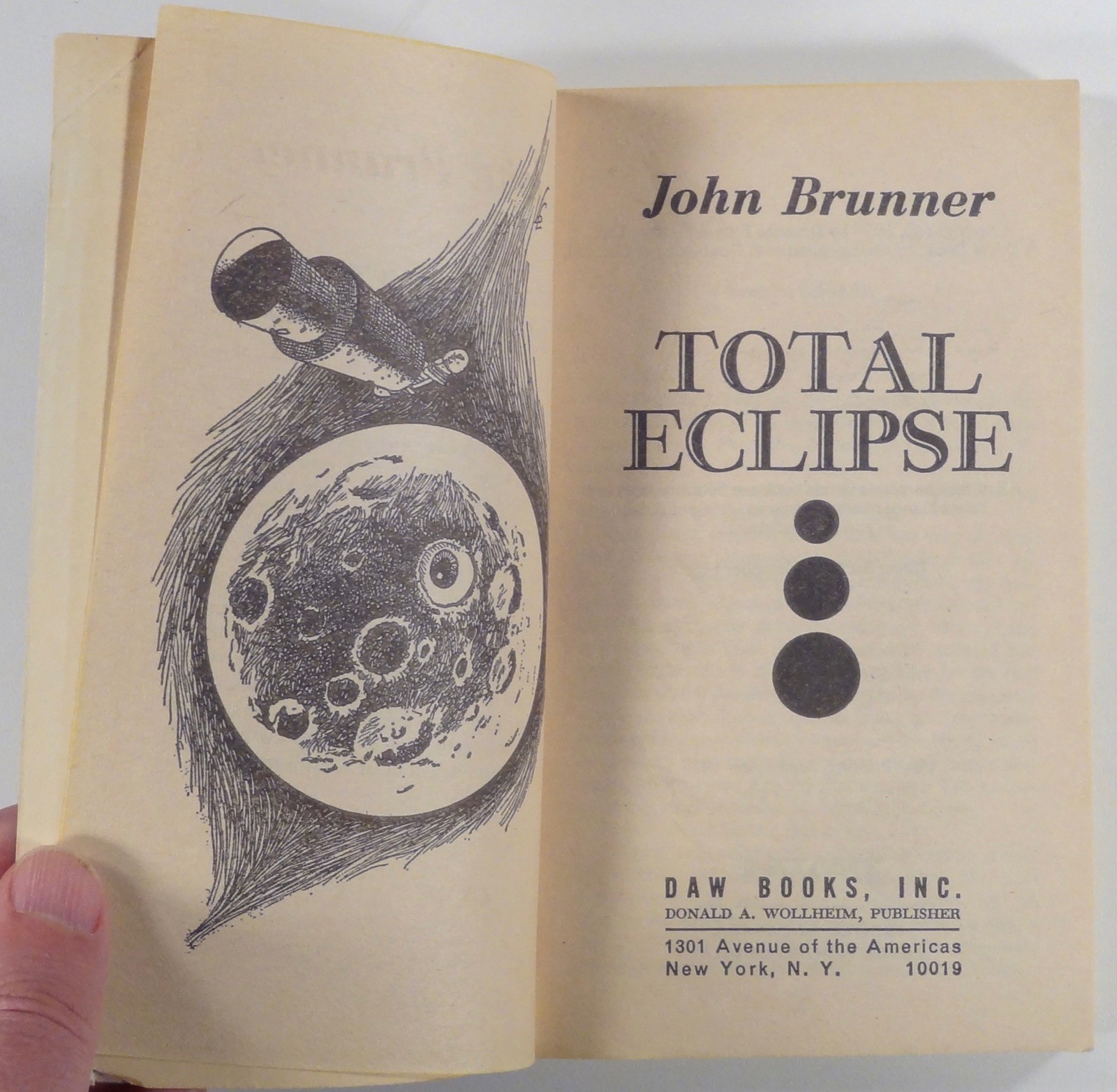 1975 John Brunner TOTAL ECLIPSE science fiction novel DAW #UW1398