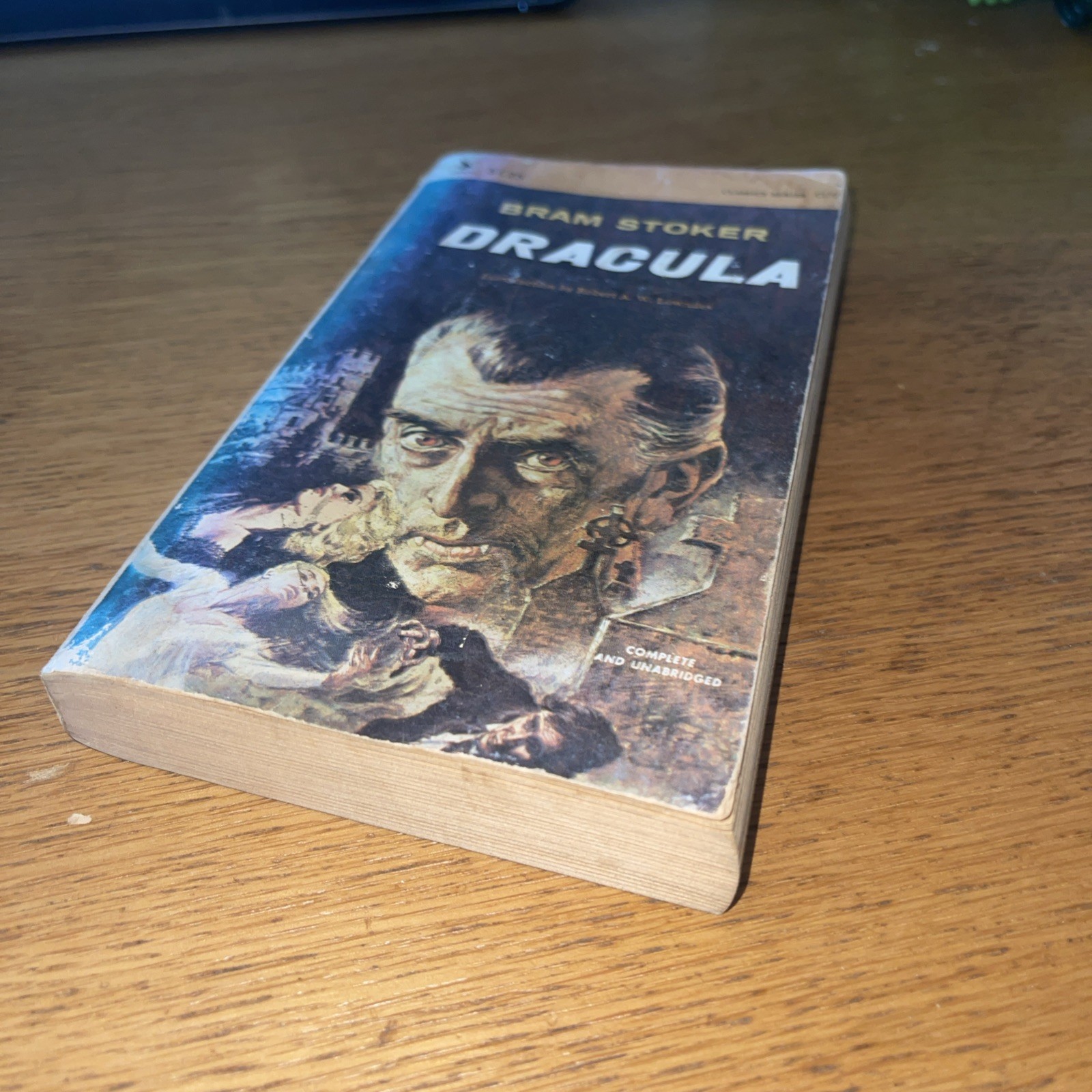 DRACULA BY BRAM STOKER AIRMONT PUBLISHING VINTAGE PAPERBACK DATED 1965