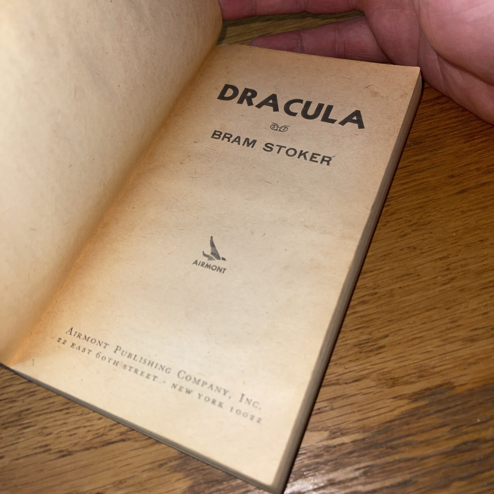 DRACULA BY BRAM STOKER AIRMONT PUBLISHING VINTAGE PAPERBACK DATED 1965