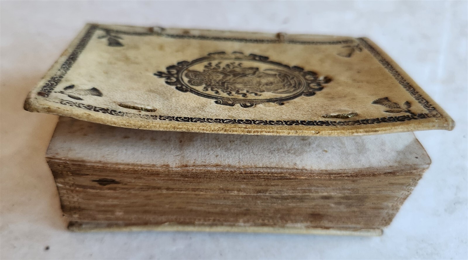 1633 AWESOME VELLUM BINDING antique PRAXIS MEDITANDI MYSTERIA Size 2.5 by 4″