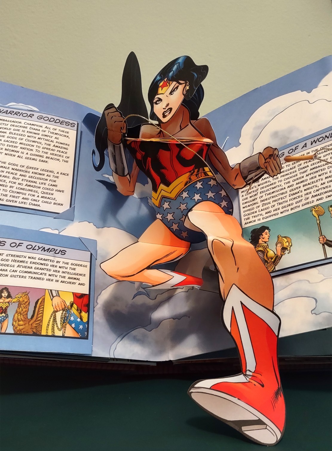 DC Super Heroes SuperHeroes Heros Ultimate Pop-Up Book 1st Edition/Print 2010 HB