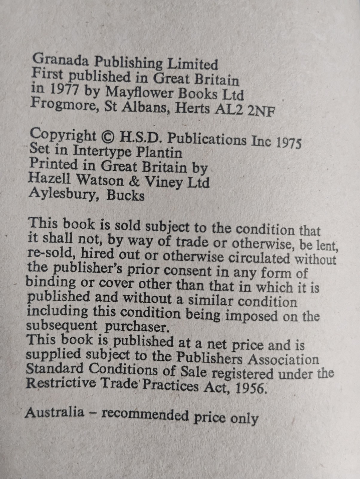 Alfred Hitchcock`s Grave Business – 1977 Mayflower Paperback Mystery Thrillers