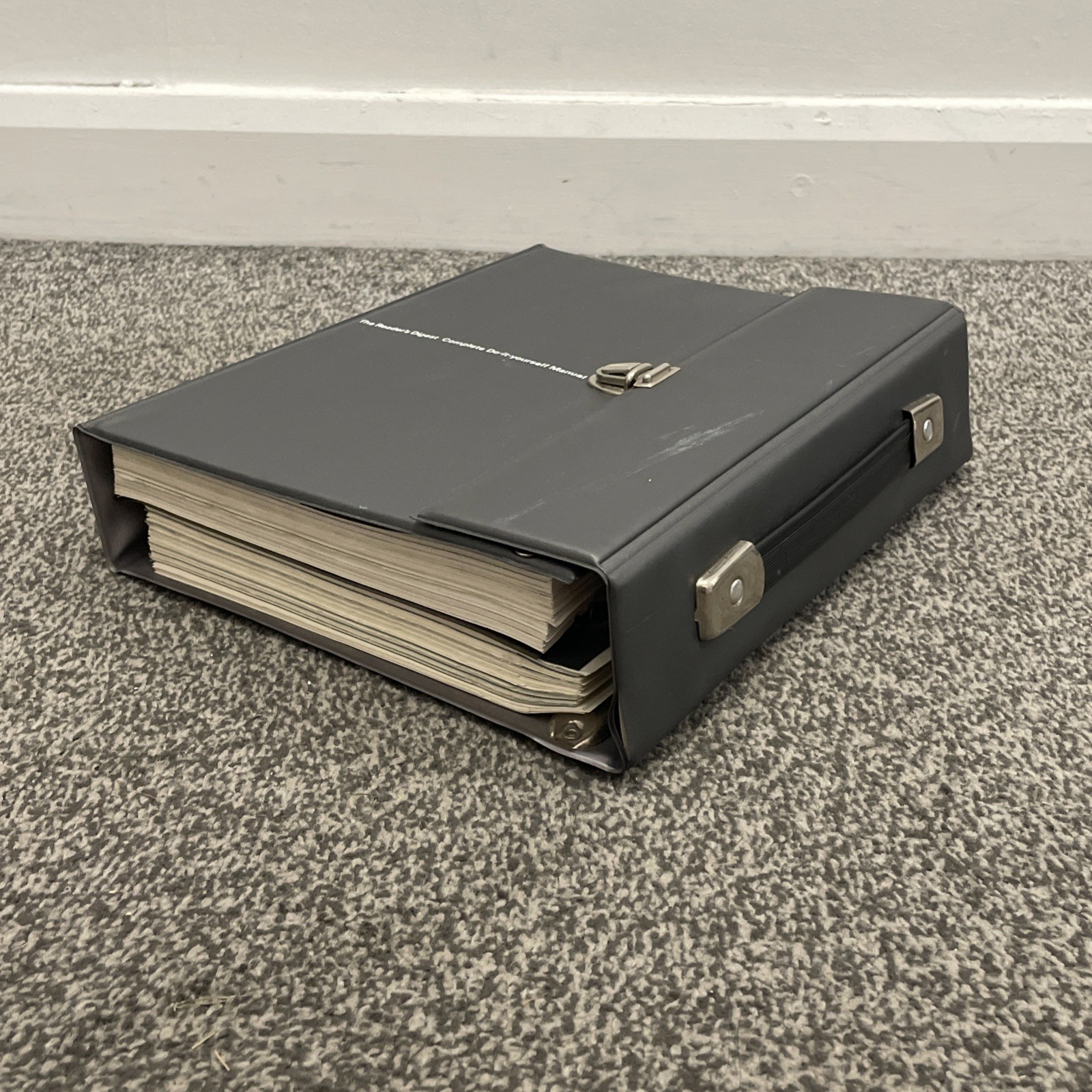 The Readers Digest Complete Do-it-yourself Manual