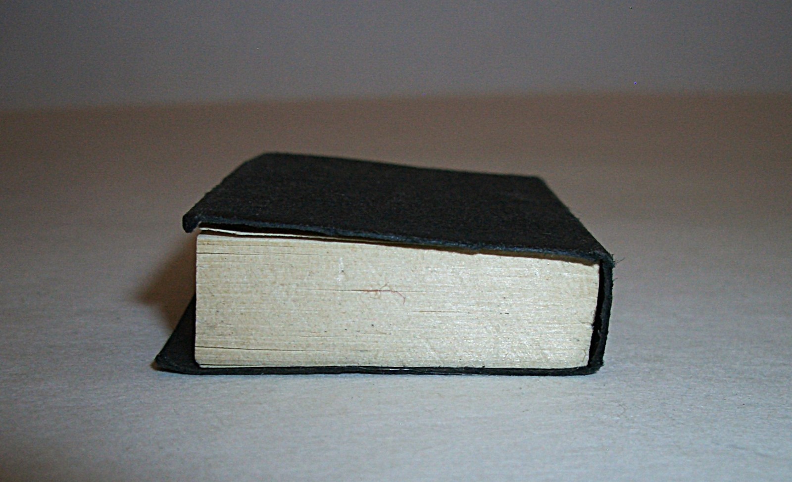 Ant/Vtg Miniature Holy Bible In English New Testament 224 Pages 1.25 x 1.5 VGC