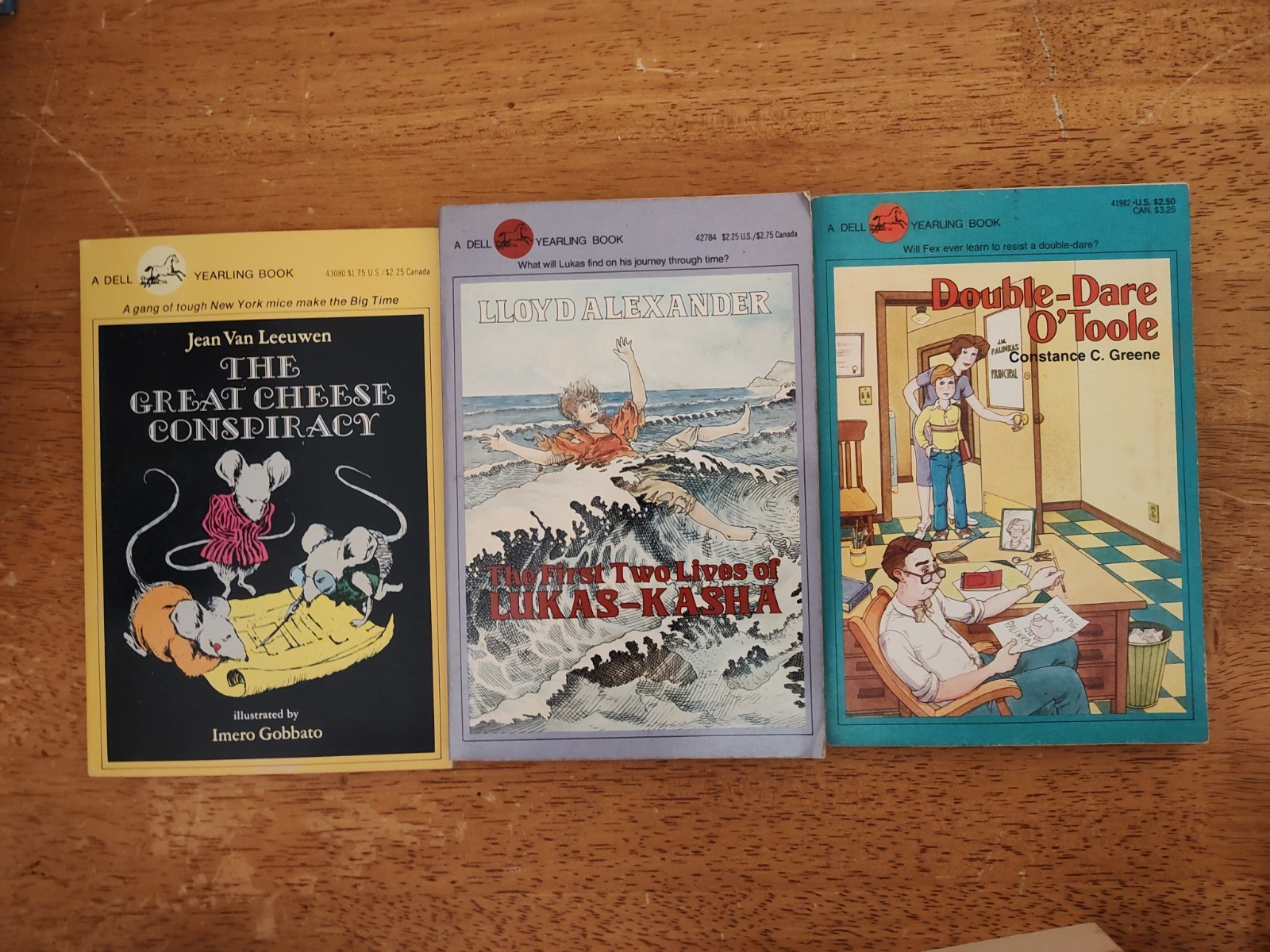 LOT 3 DELL YEARLING BOOKS CHEESE CONSPIRACY TWO LIVES LUKAS KASHA DOUBLE DARE