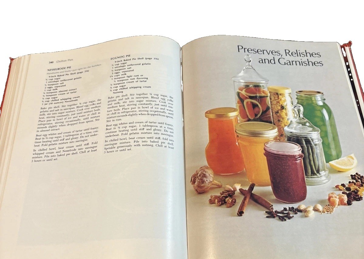 Betty Crocker’s Cookbook Red HC Pie Cover Holiday Ed. 1971 8th Printing Damaged*