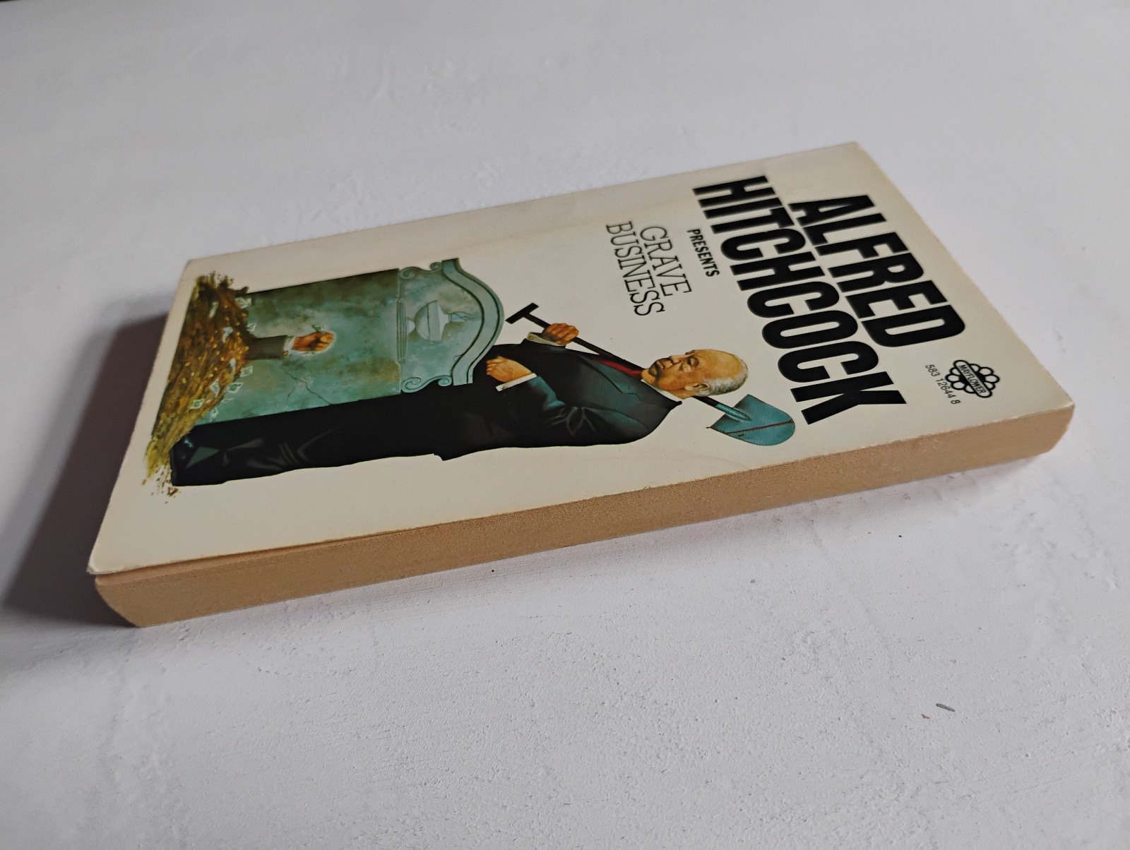 Alfred Hitchcock`s Grave Business – 1977 Mayflower Paperback Mystery Thrillers