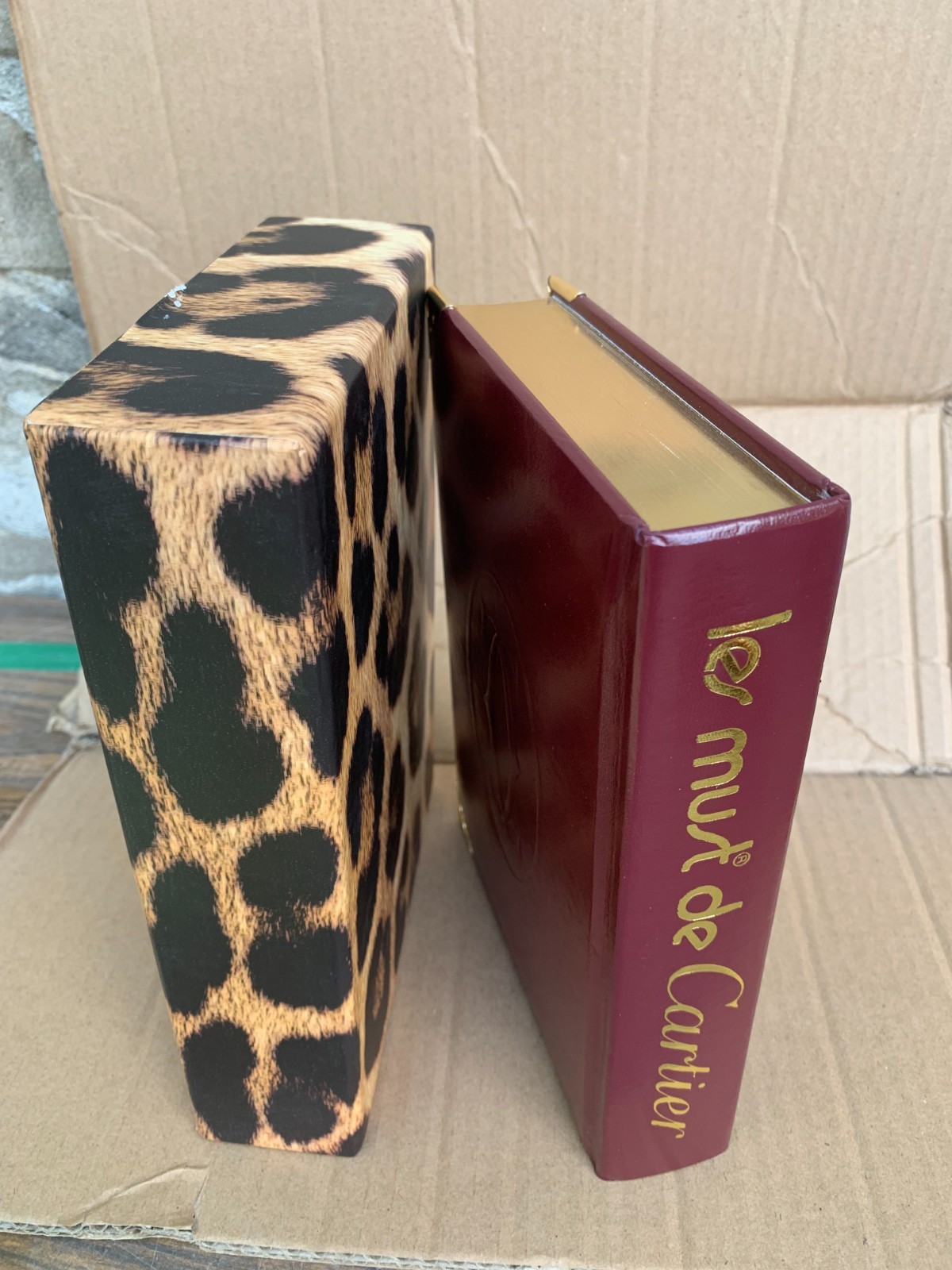 Les Must De Cartier Hard Cover Book With Sleeve/Cover Gold Edging Vintage 2002