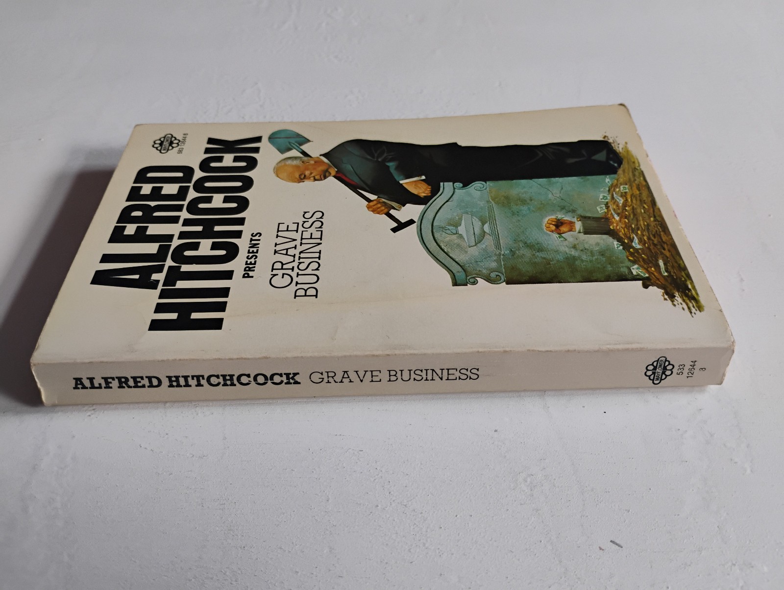 Alfred Hitchcock`s Grave Business – 1977 Mayflower Paperback Mystery Thrillers