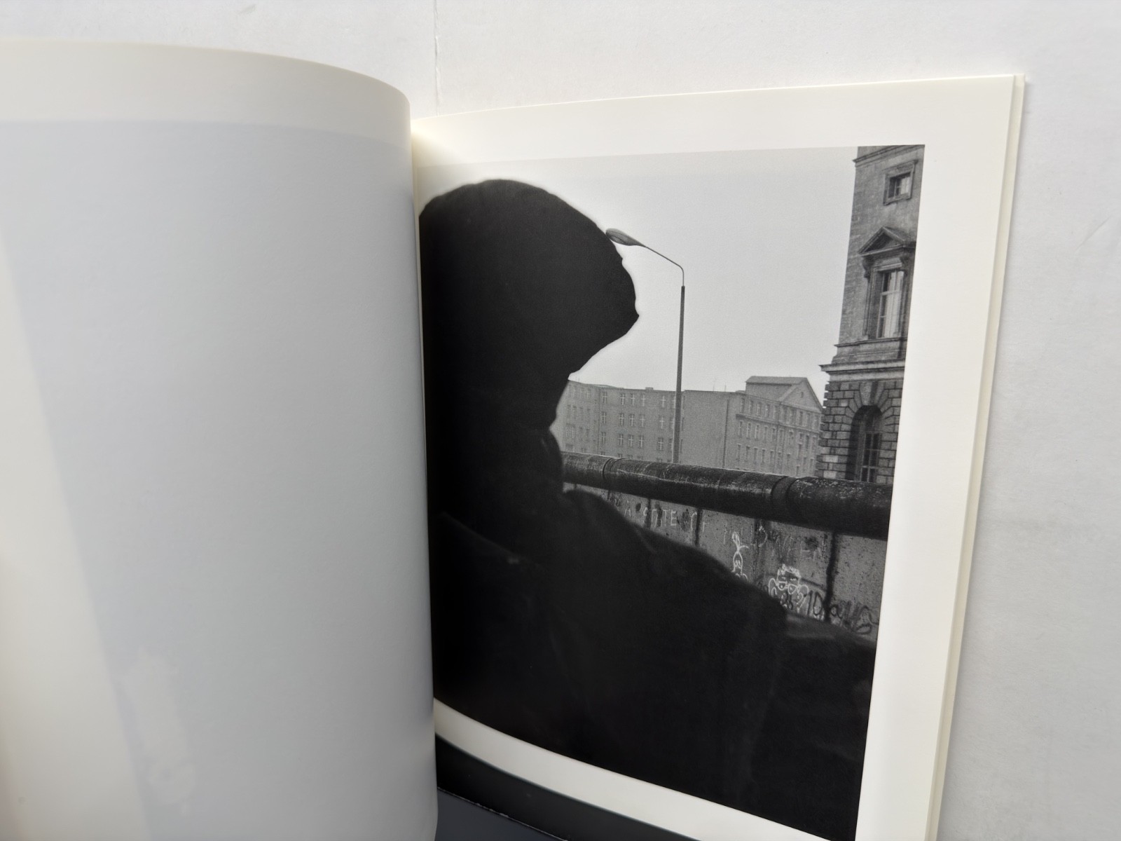 MICHAEL SCHMIDT WAFFENRUHE 2018 KOENIG BOOKS ENGLISH PB w/BOOKLET NF SHOWN