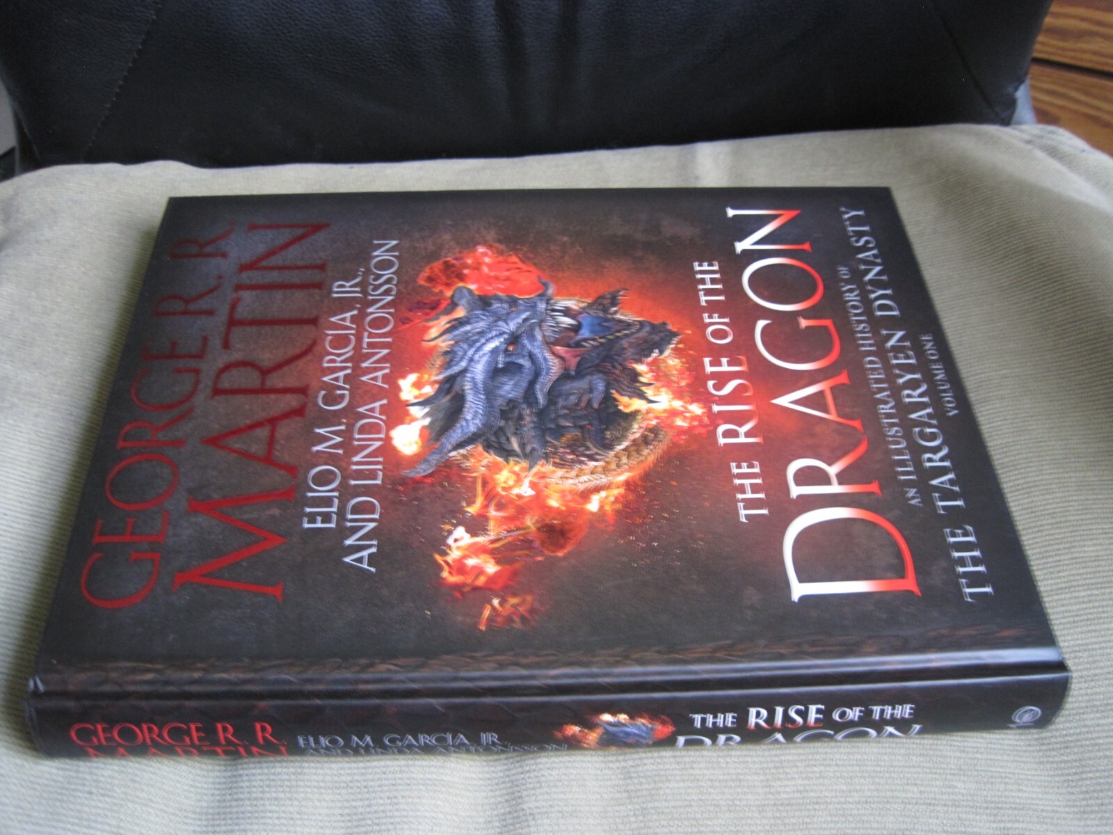 GEORGE R R MARTIN SIGNED – THE RISE OF THE DRAGON – ILLUSTRATED HISTORY NEW HBO