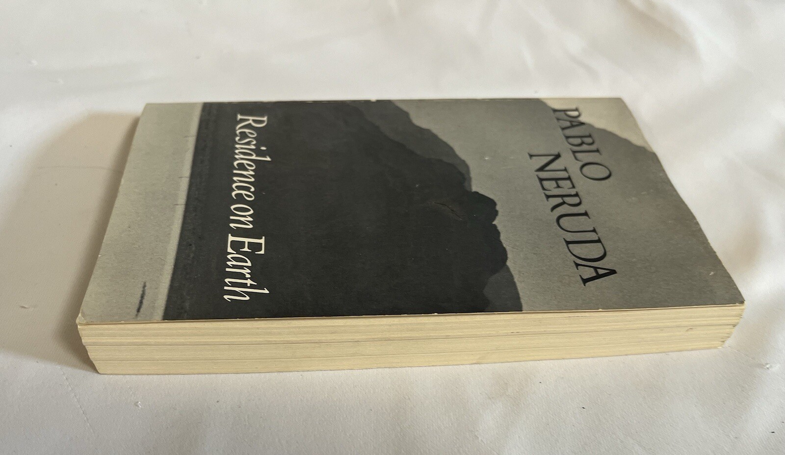 Residence on Earth, by Pablo Neruda SOFTCOVER (New Directions, 1973) ENG / SPAN