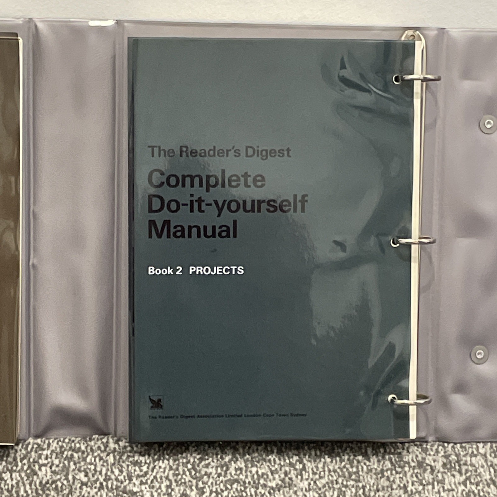 The Readers Digest Complete Do-it-yourself Manual