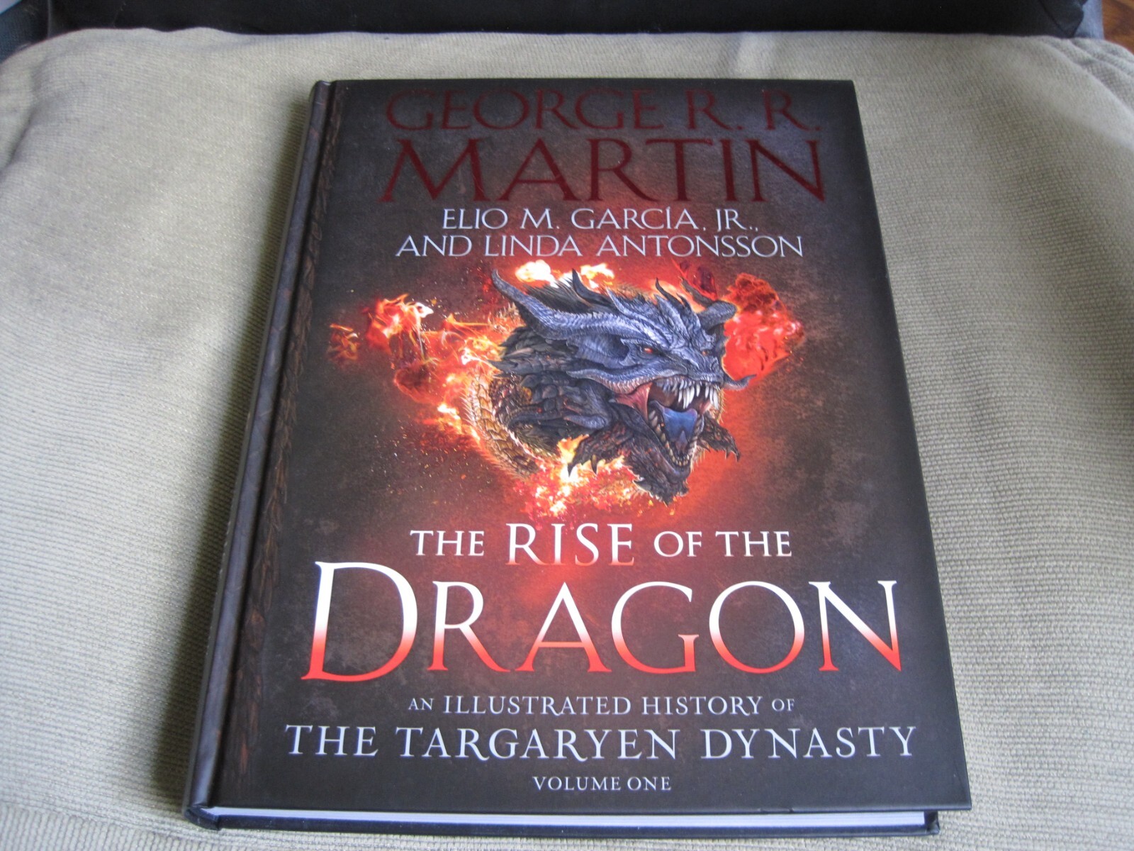 GEORGE R R MARTIN SIGNED – THE RISE OF THE DRAGON – ILLUSTRATED HISTORY NEW HBO