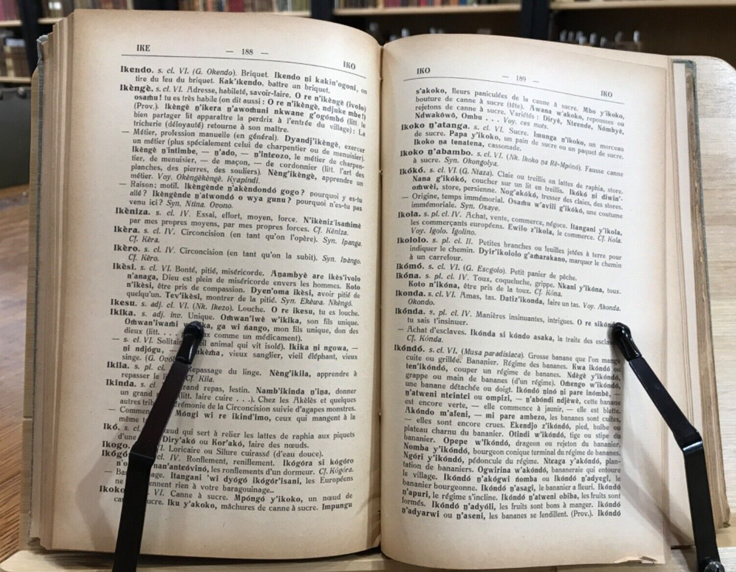 1934 Dictionnaire Mpongwe-Francais by Andre Raponda-Walker