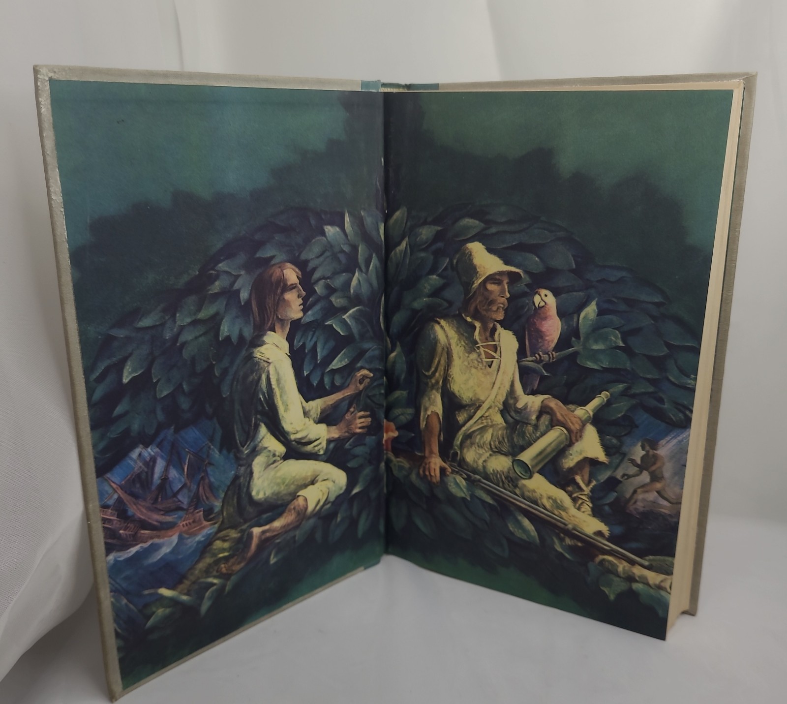 Robinson Crusoe Daniel Defoe Hardcover in Slip Case 1946