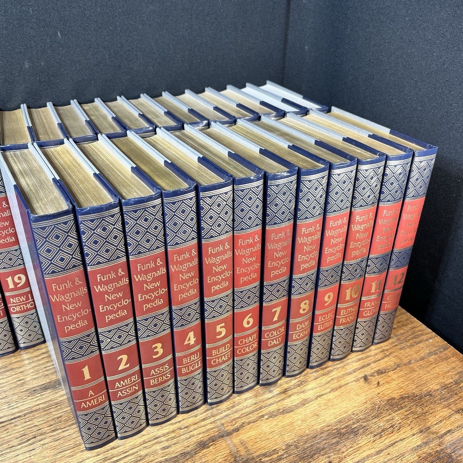 Funk n Wagnalls New Encyclopedia Complete 29 Volume Set w 2 Desk Dictionary 1986