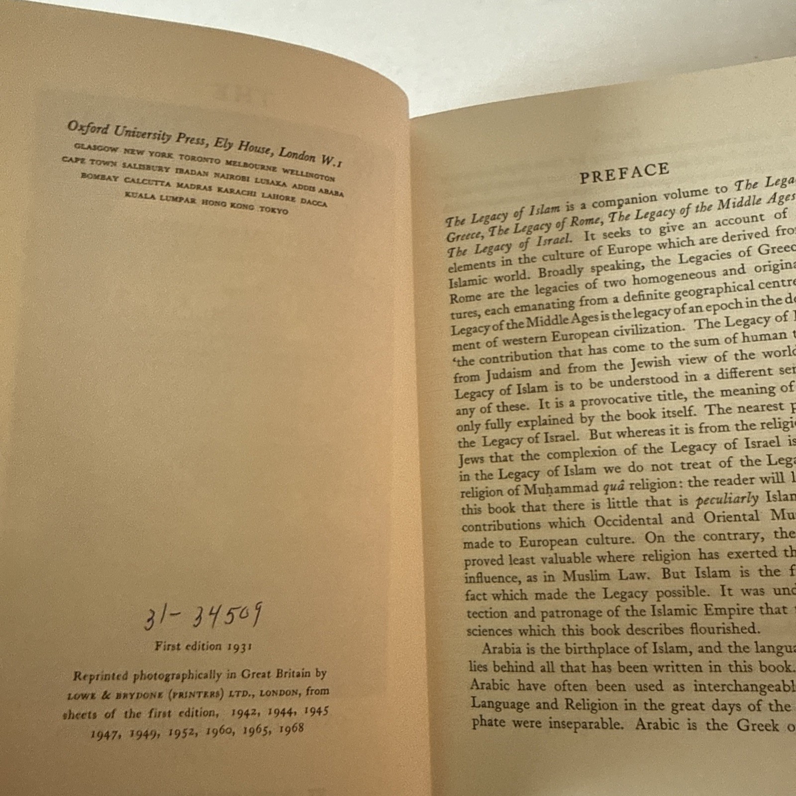The Legacy of Islam, Oxford University Press (Thomas Arnold – 1968)