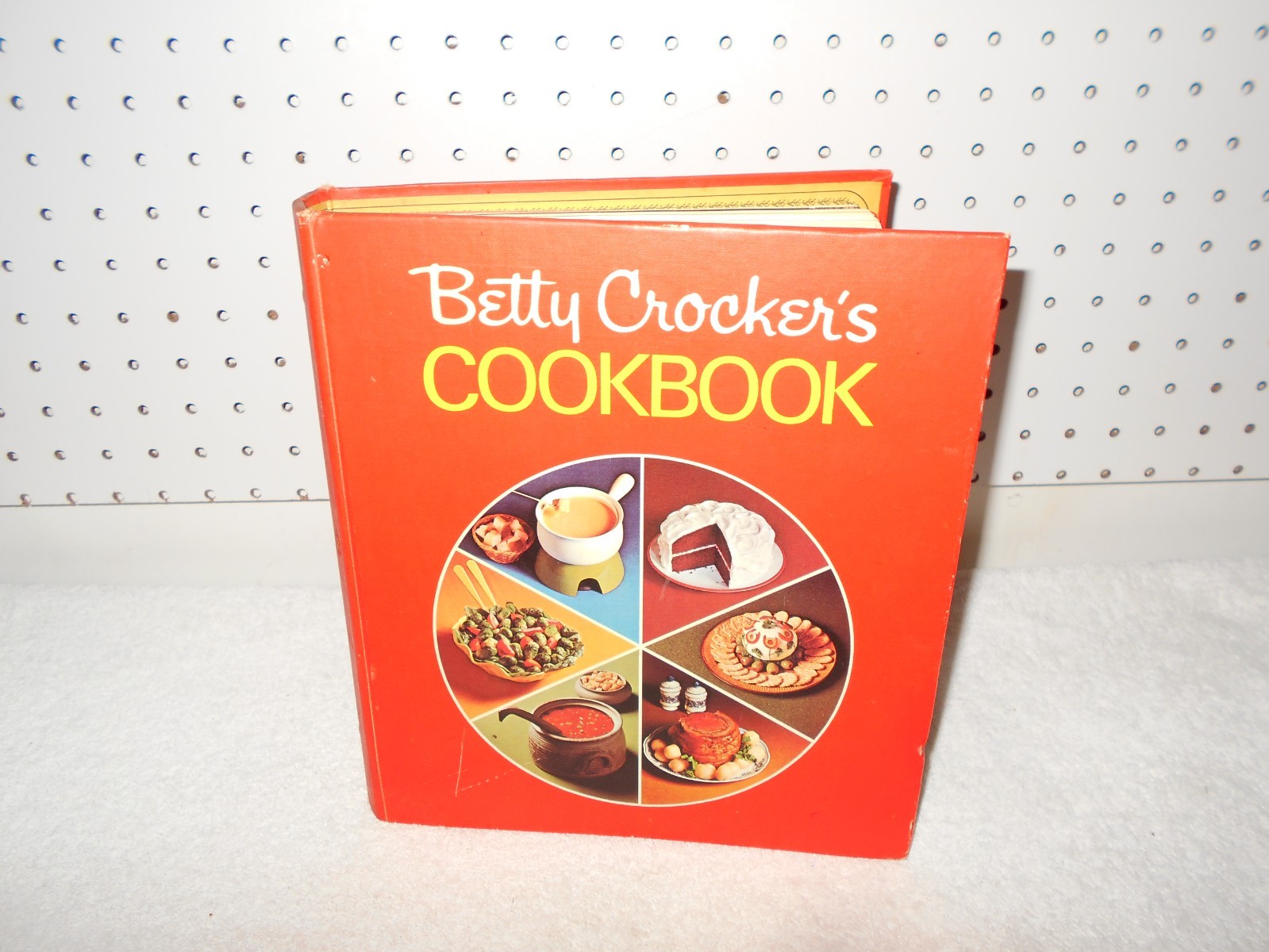 1973 VTG BETTY CROCKER HARDBOUND 5-RING PIE COVER COOKBOOK