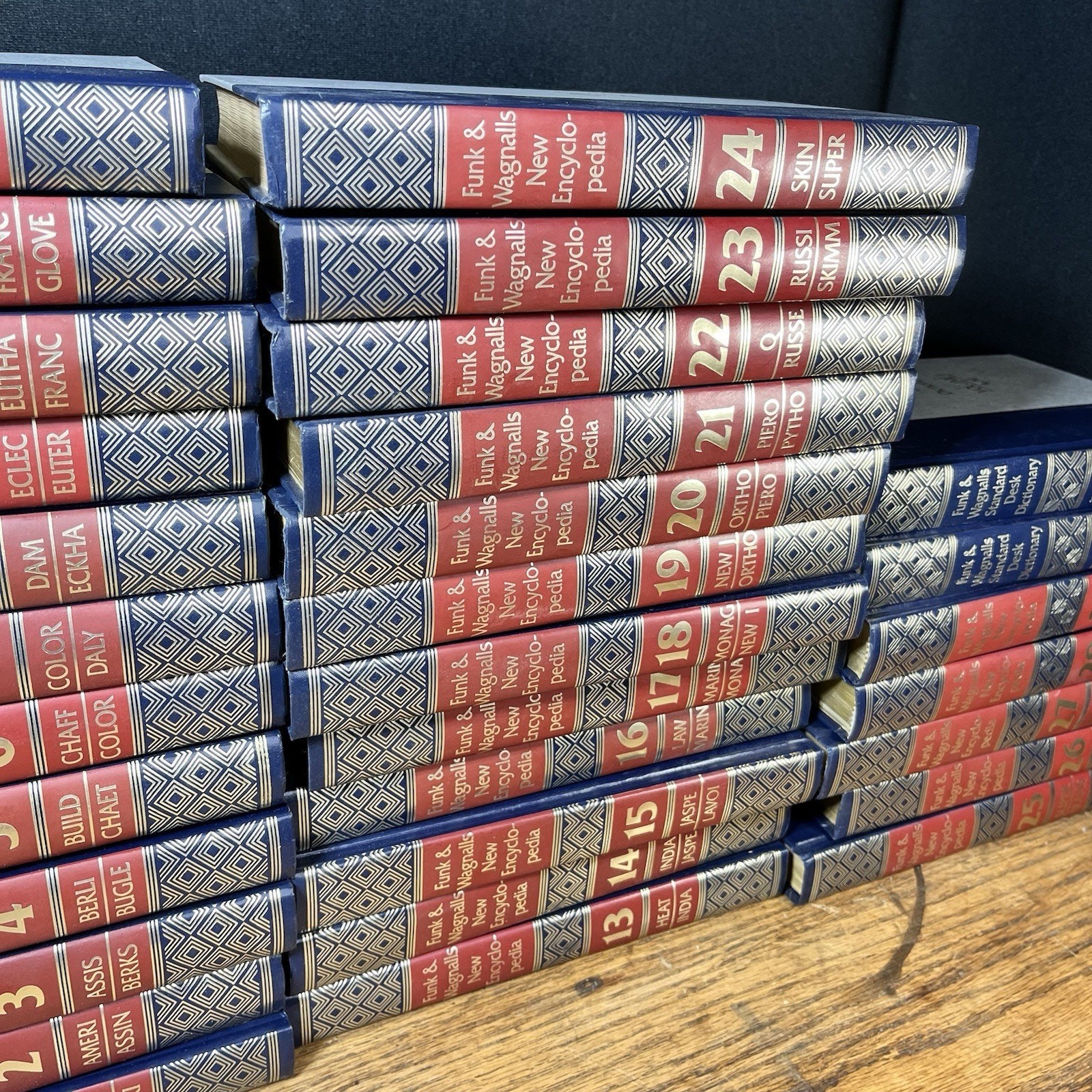 Funk n Wagnalls New Encyclopedia Complete 29 Volume Set w 2 Desk Dictionary 1986