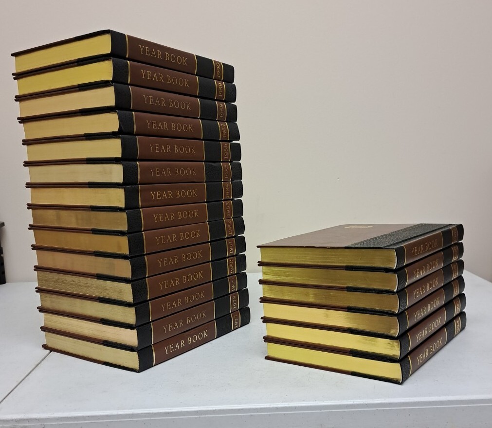 World Book Encyclopedia Yearbooks 1977-90, 1994-98, 2000, 2002 #442