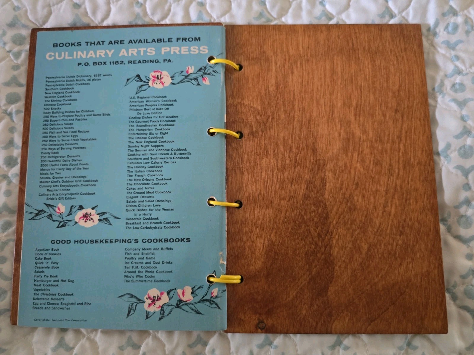 The Southern Cookbook of the Finest Old Southern Recipes 1972 Wood Cover EC