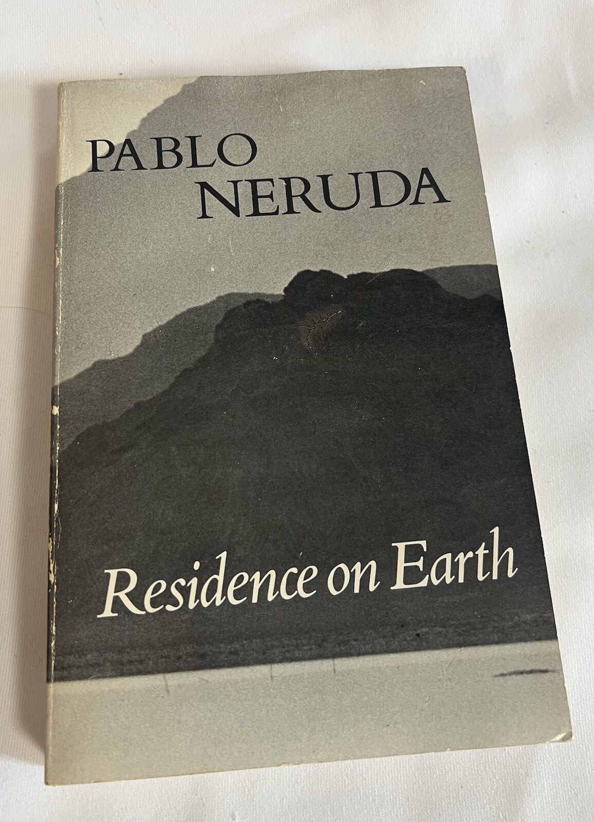 Residence on Earth, by Pablo Neruda SOFTCOVER (New Directions, 1973) ENG / SPAN