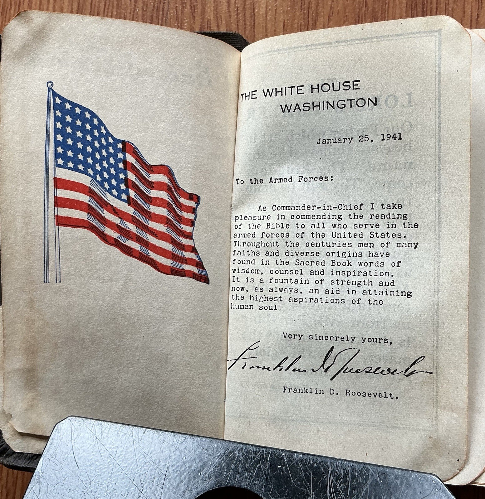 NEW TESTAMENT & PSALMS Old Pocket BIBLE /Gideons 1942 WWII US FLAG FDR Greeting