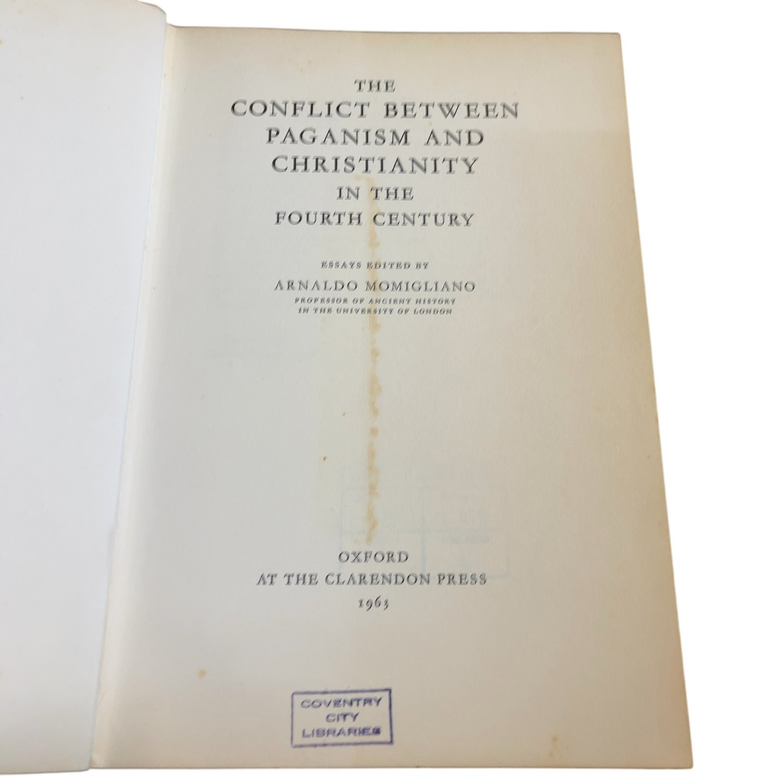 The Conflict Between Paganism and Christianity Momigliano Arnaldo Hardcover 1963
